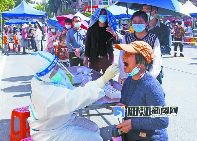 防范區(qū)內(nèi)的居民積極參加核酸檢測(cè)。 劉再揚(yáng) 攝.jpg